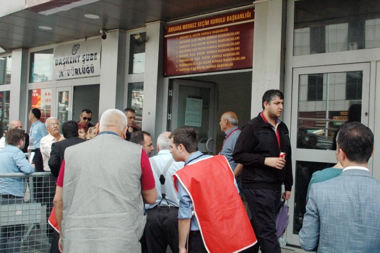 Seçmenler "100 Bin İmza" İçin Seçim Kurullarında