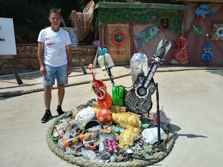 Sahile Vuranlarla Sanat Galerisi Oluşturdu