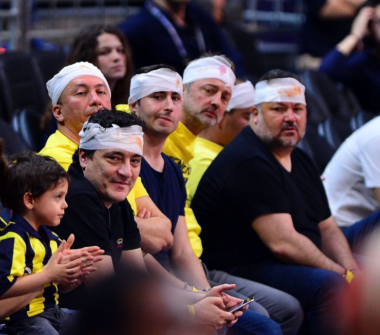 Fenerbahçe Taraftarlarından ’Sargı Bezi’ Göndermesi