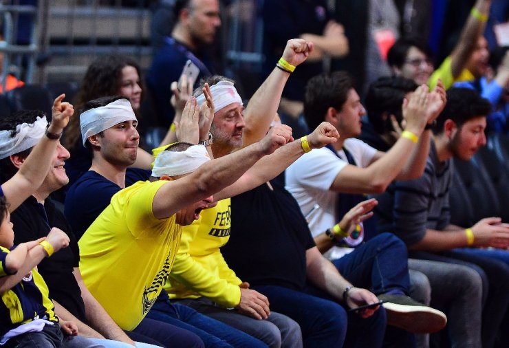 Fenerbahçe Taraftarlarından ’Sargı Bezi’ Göndermesi