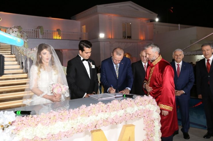 Erdoğan Bakan Özhaseki’nin Kızının Nikah Şahidi Oldu