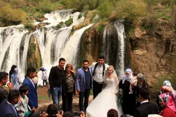 Muradiye Şelalesi’nde İlkbahar Coşkusu