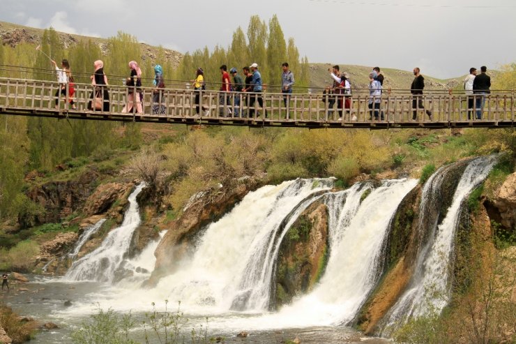 Muradiye Şelalesi’nde İlkbahar Coşkusu