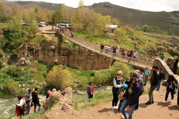 Muradiye Şelalesi’nde İlkbahar Coşkusu