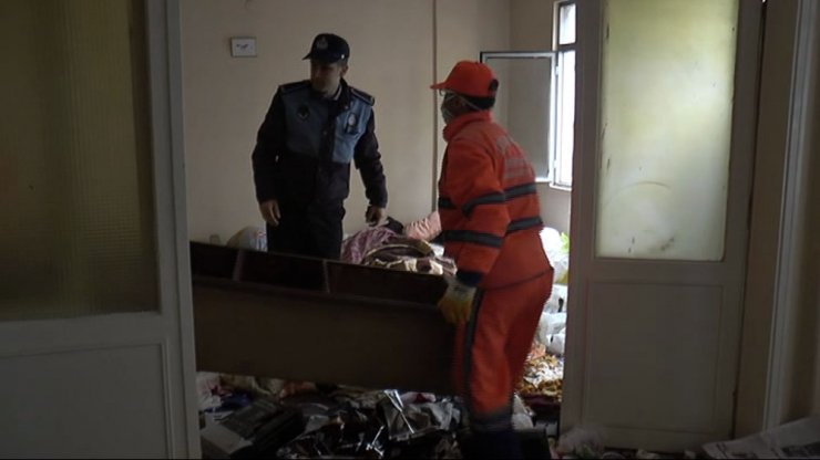 Bu Evden 15 Ton Çöp Çıktı