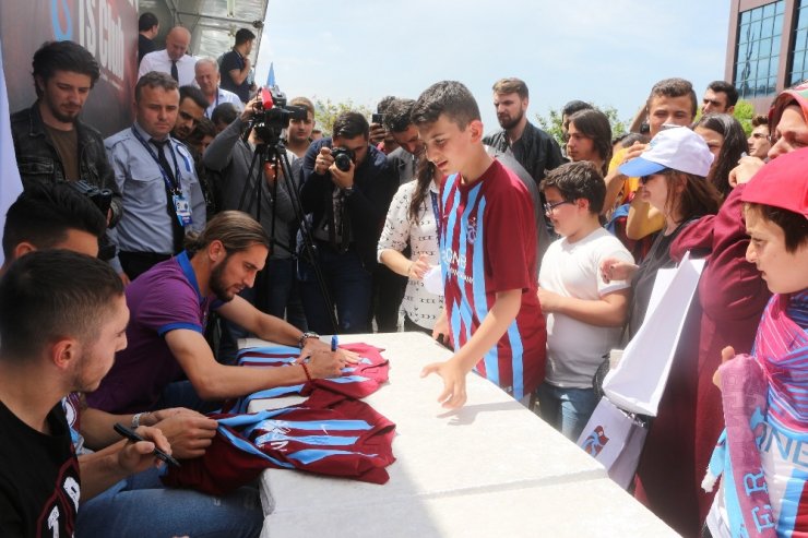 Trabzonsporlu Oyuncular İmza Gününe Katıldı
