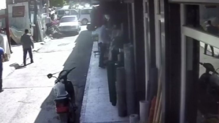 Fren Yerine Gaza Basınca Yayaların Arasına Daldı