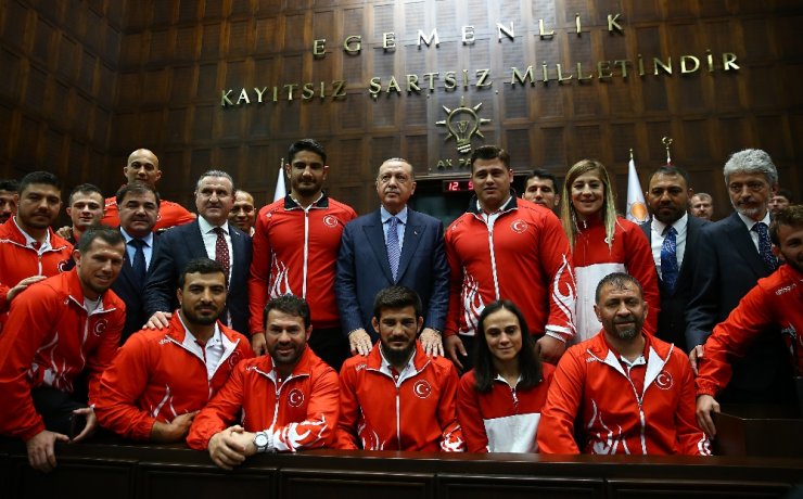 Şampiyon Güreşçileri Kabul Etti
