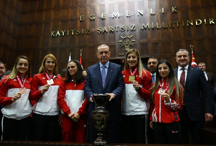 Şampiyon Güreşçileri Kabul Etti