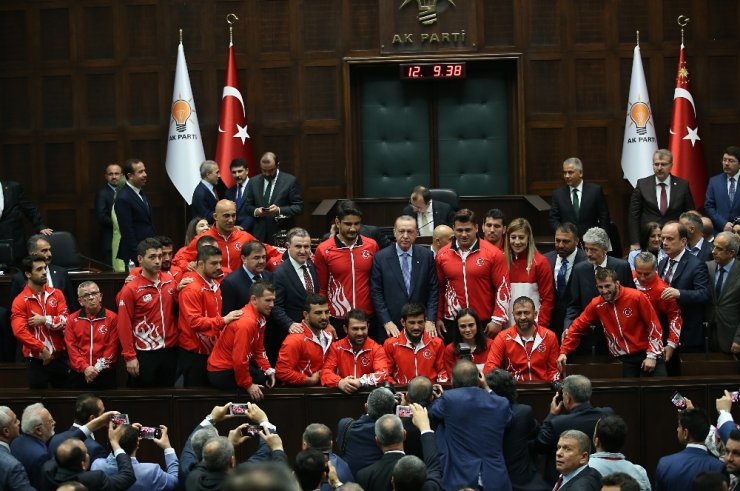 Şampiyon Güreşçileri Kabul Etti