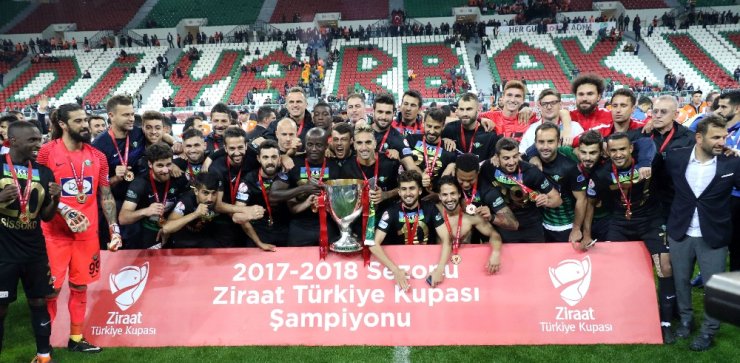 Akhisarspor’un Kupasına Kavuştu