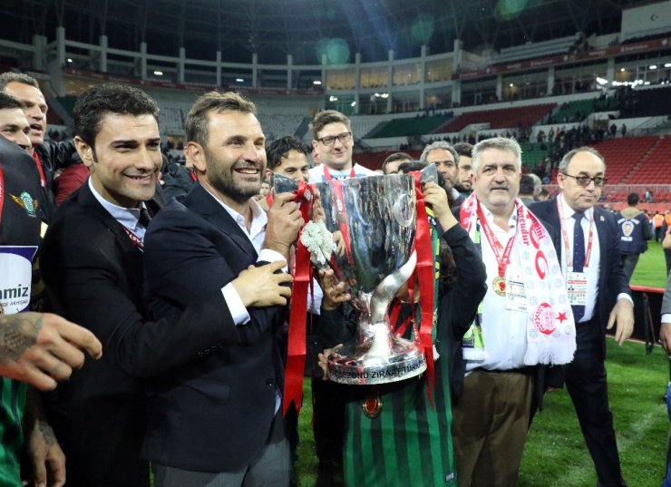 Akhisarspor’un Kupasına Kavuştu