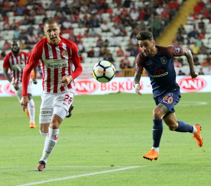 Başakşehir Zirveden Vazgeçmiyor