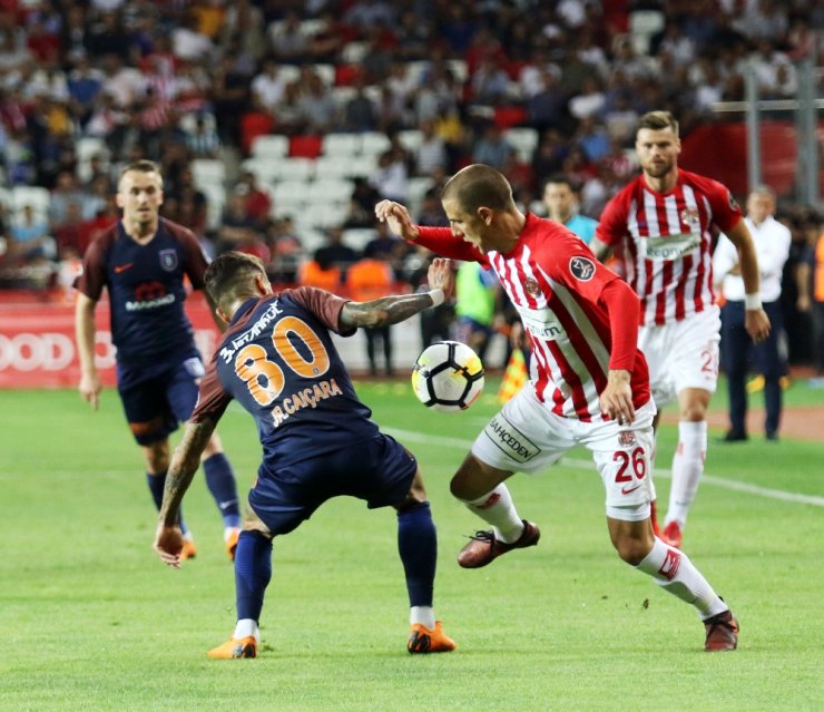 Başakşehir Zirveden Vazgeçmiyor