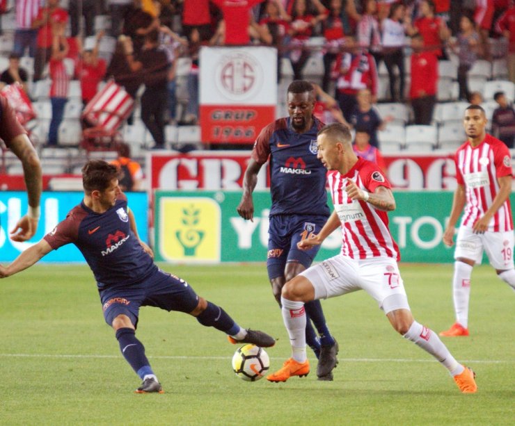 Başakşehir Zirveden Vazgeçmiyor