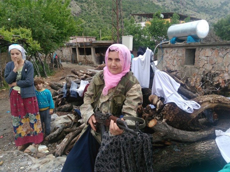 Şehit Eşinin Silahını Devraldı