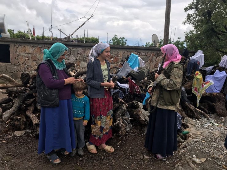 Şehit Eşinin Silahını Devraldı