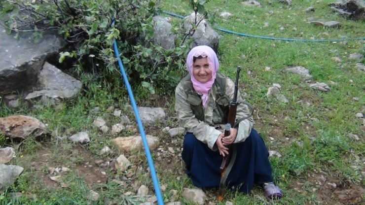 Şehit Eşinin Silahını Devraldı