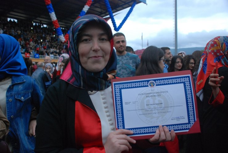 Kızı İle Başladığı Üniversiteyi Birincilikle Bitirdi