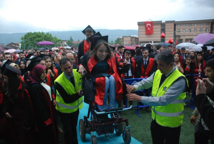 Kızı İle Başladığı Üniversiteyi Birincilikle Bitirdi