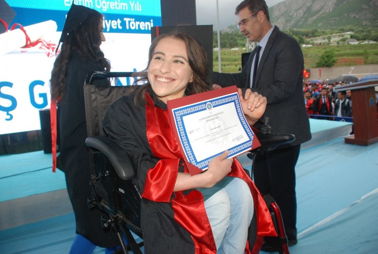 Kızı İle Başladığı Üniversiteyi Birincilikle Bitirdi