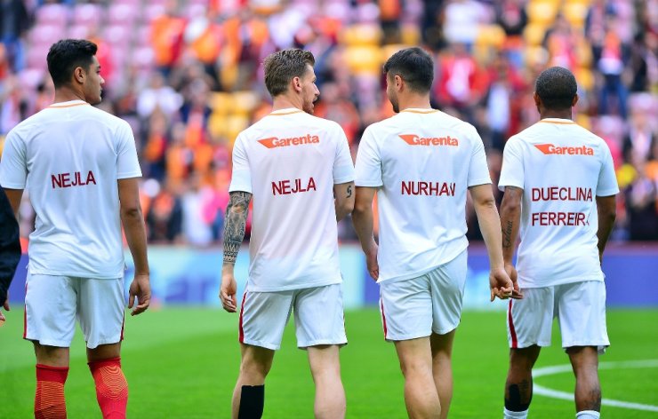 Galatasaraylı Futbolculardan Annelerine Jest