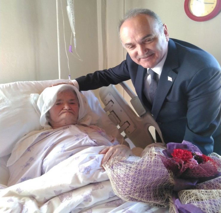 Bakan Faruk Özlü Annesini Ziyaret Etti