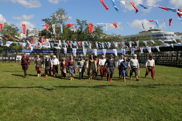 Okçular Altın Dolu Küpü Kırmak İçin Yarıştı