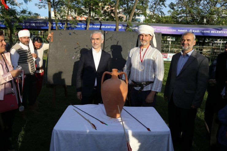 Okçular Altın Dolu Küpü Kırmak İçin Yarıştı