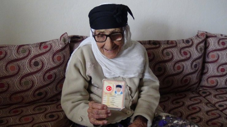 110 Yaşındaki Alye Nine ’Anneler Günü’nü Kutladı
