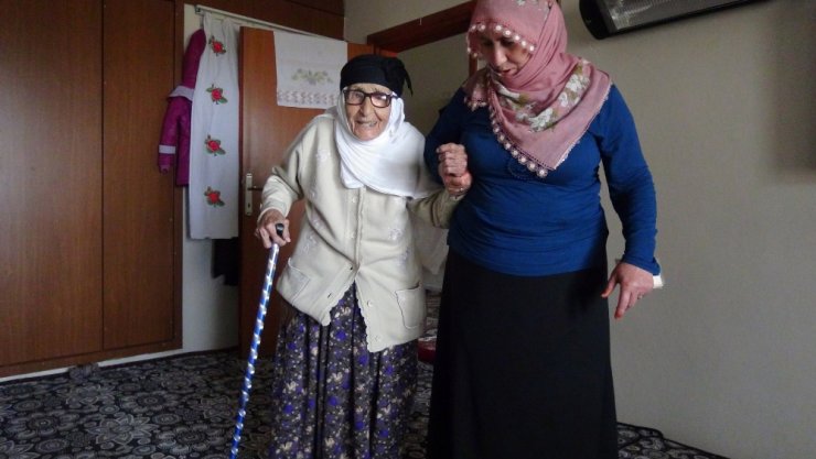 110 Yaşındaki Alye Nine ’Anneler Günü’nü Kutladı