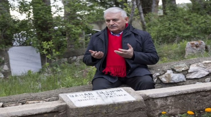 Başbakan Annesinin Mezarını Ziyaret Etti