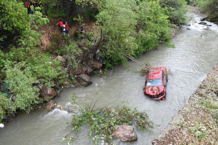 Gümüşhane’de Kamyonet Harşit Çayına Uçtu: 2 Yaralı