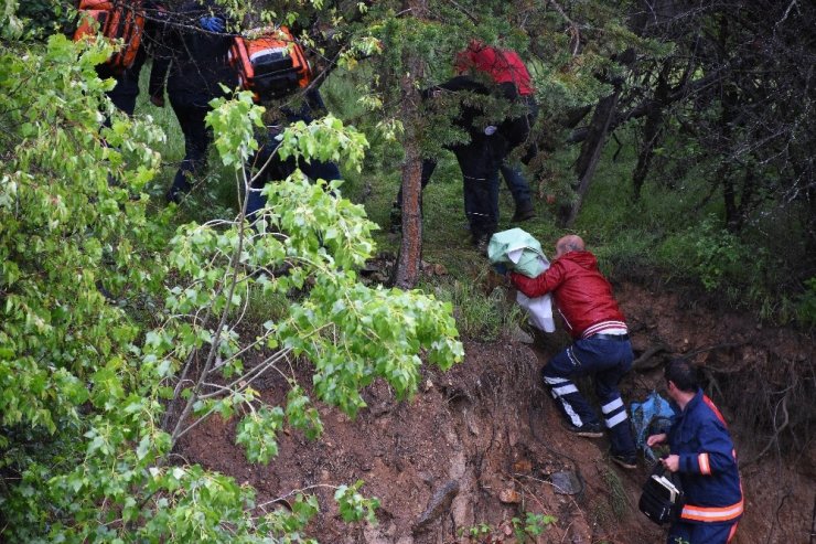 Gümüşhane’de Kamyonet Harşit Çayına Uçtu: 2 Yaralı