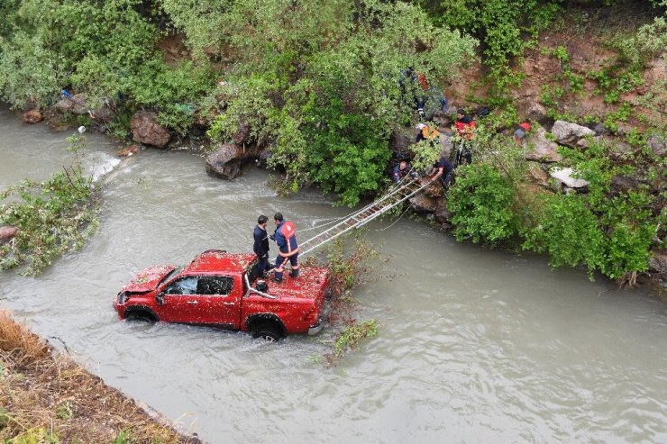 Gümüşhane’de Kamyonet Harşit Çayına Uçtu: 2 Yaralı