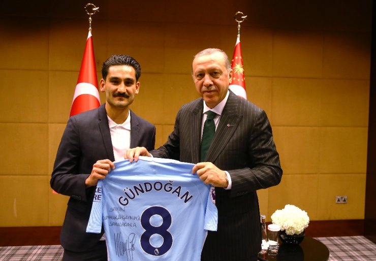 İngiltere’de Top Koşturan Türk Yıldızlarla Buluştu