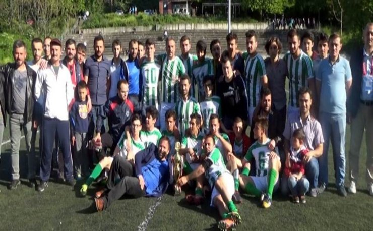 Finale Bir Saat Kala Futbolcuları Takımdan Kovdu