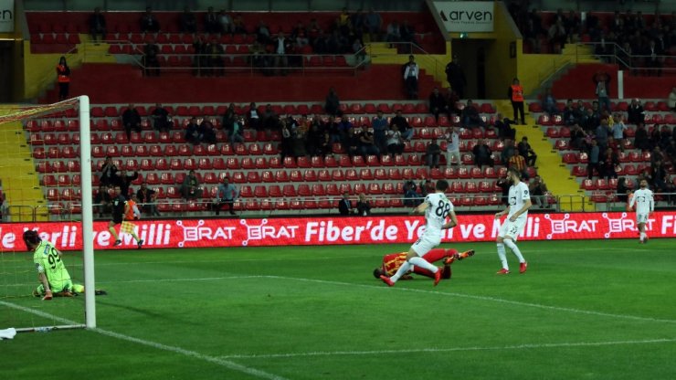 İlk Yarı Sessiz Bitti