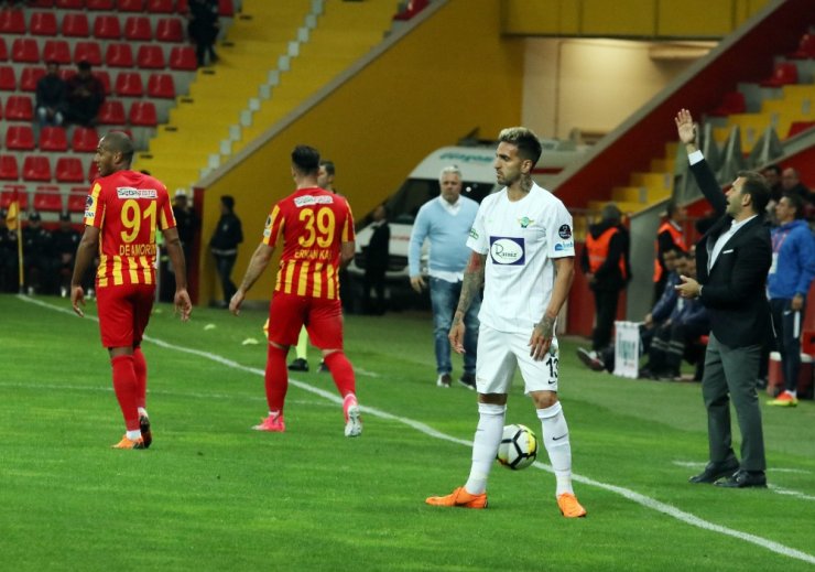 İlk Yarı Sessiz Bitti