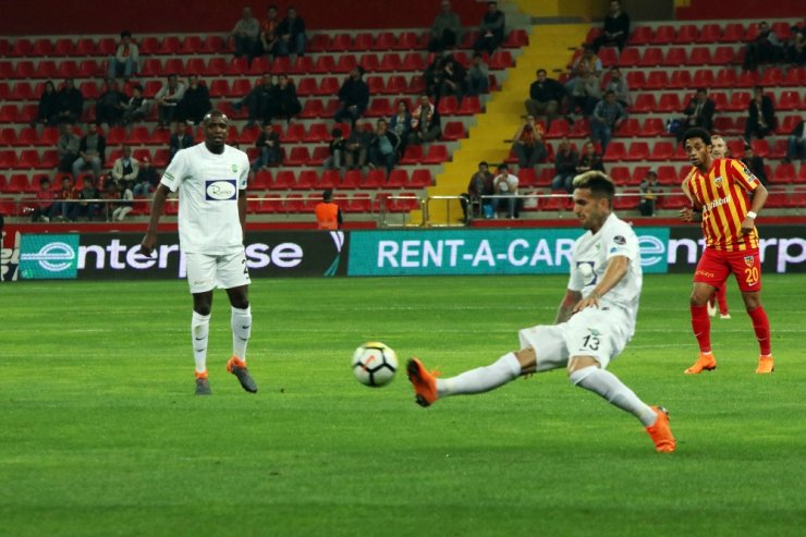 İlk Yarı Sessiz Bitti