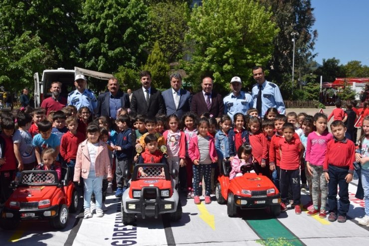 Öğrencilere Uygulamalı Trafik Eğitimi Verildi