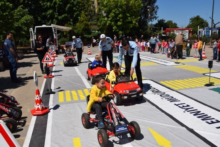 Öğrencilere Uygulamalı Trafik Eğitimi Verildi