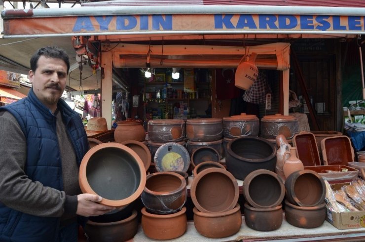 Ramazan Öncesi Güveçler Tezgahlarda Yerini Aldı