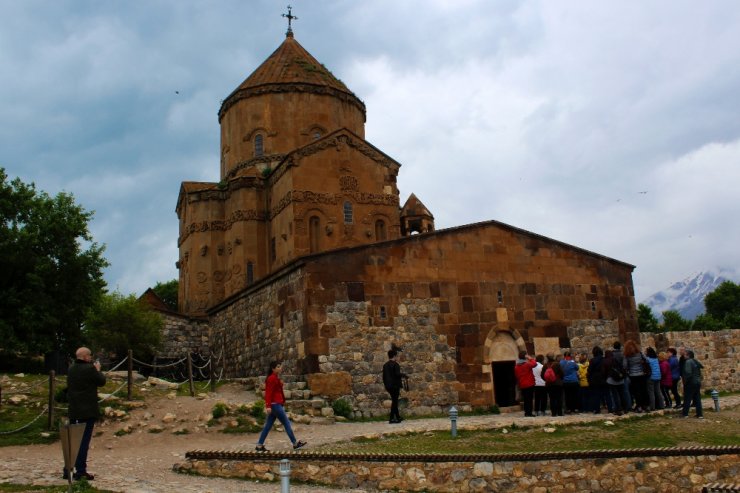 Tarihi Akdamar Adası’na Ziyaretçi Akını