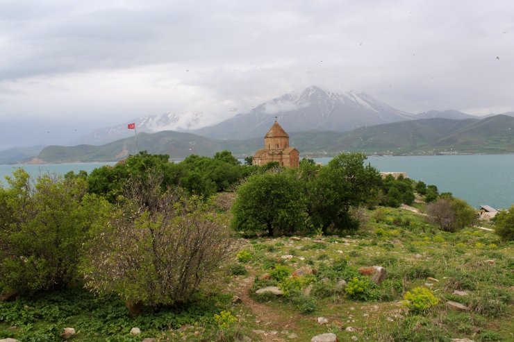 Tarihi Akdamar Adası’na Ziyaretçi Akını