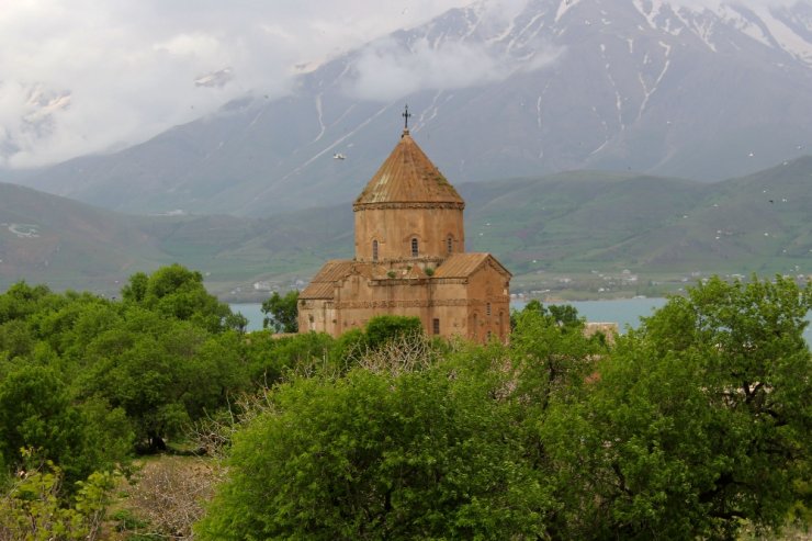 Tarihi Akdamar Adası’na Ziyaretçi Akını