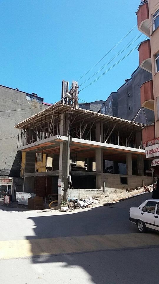 Elektrik Direği Kaldırılmayınca Direği Binanın Köşesinden Geçirdi