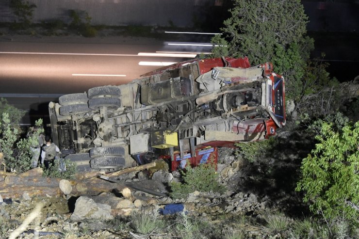 Kamyon Uçuruma Devrildi: 1 Ölü, 3 Yaralı