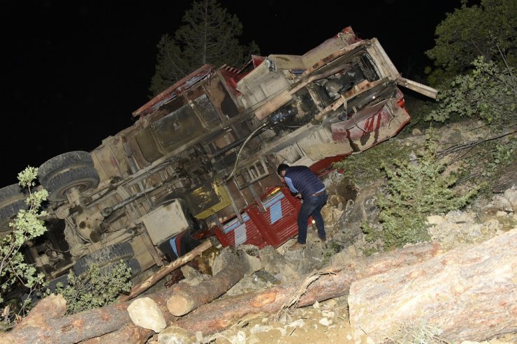 Kamyon Uçuruma Devrildi: 1 Ölü, 3 Yaralı