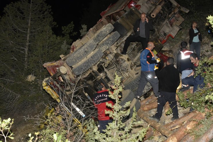 Kamyon Uçuruma Devrildi: 1 Ölü, 3 Yaralı